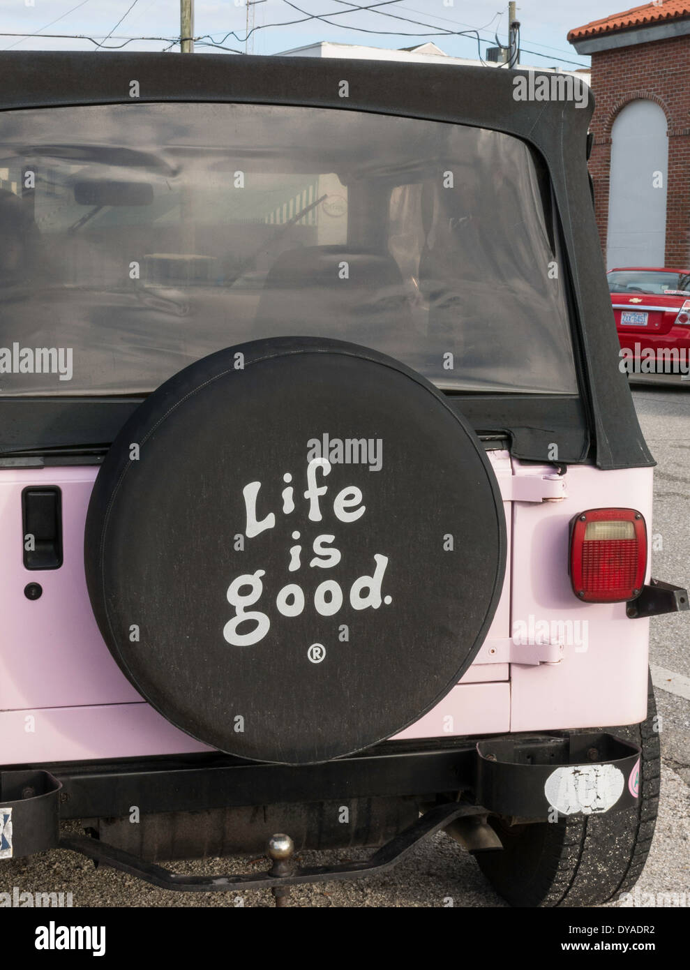 "La vie est bonne" Pneu de secours décoratifs disant sur rose festive Jeep, Boca Grande, FL, USA Banque D'Images