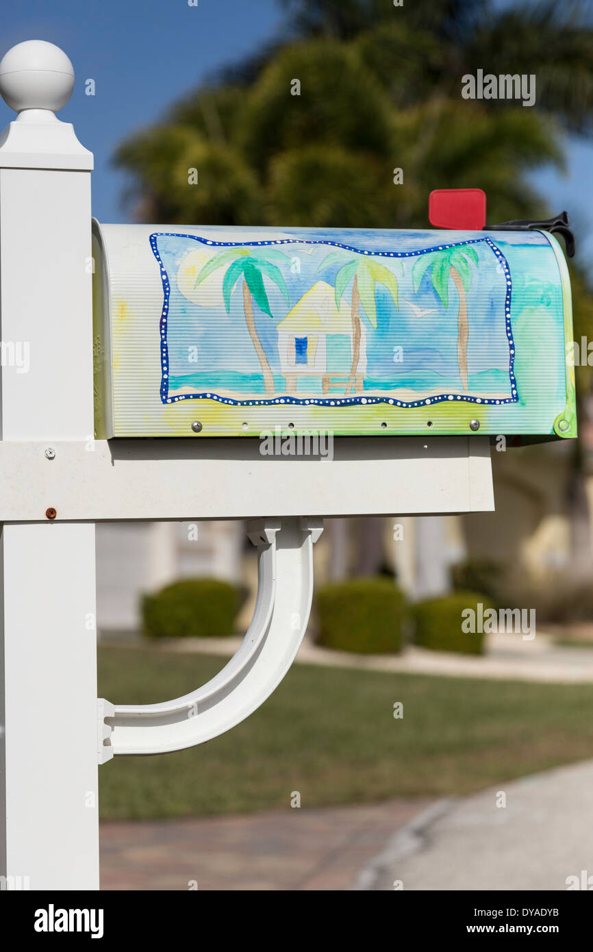 Boîte aux lettres peintes à la main, à la maison résidentielle de banlieue, Punta Gorda, FL Banque D'Images