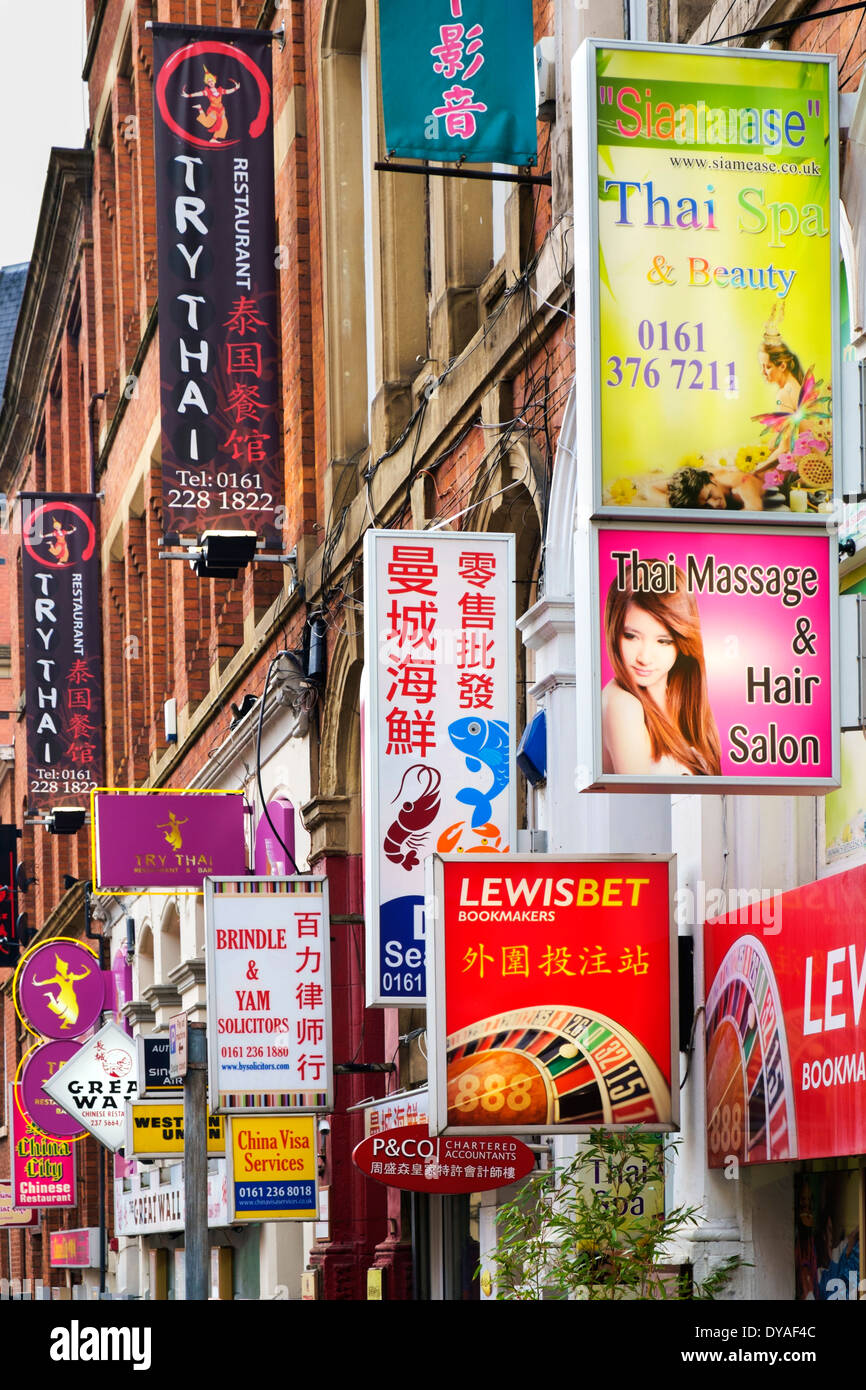 Boutiques et restaurants sur Faulkner Street dans le quartier chinois, Manchester, Angleterre, RU Banque D'Images