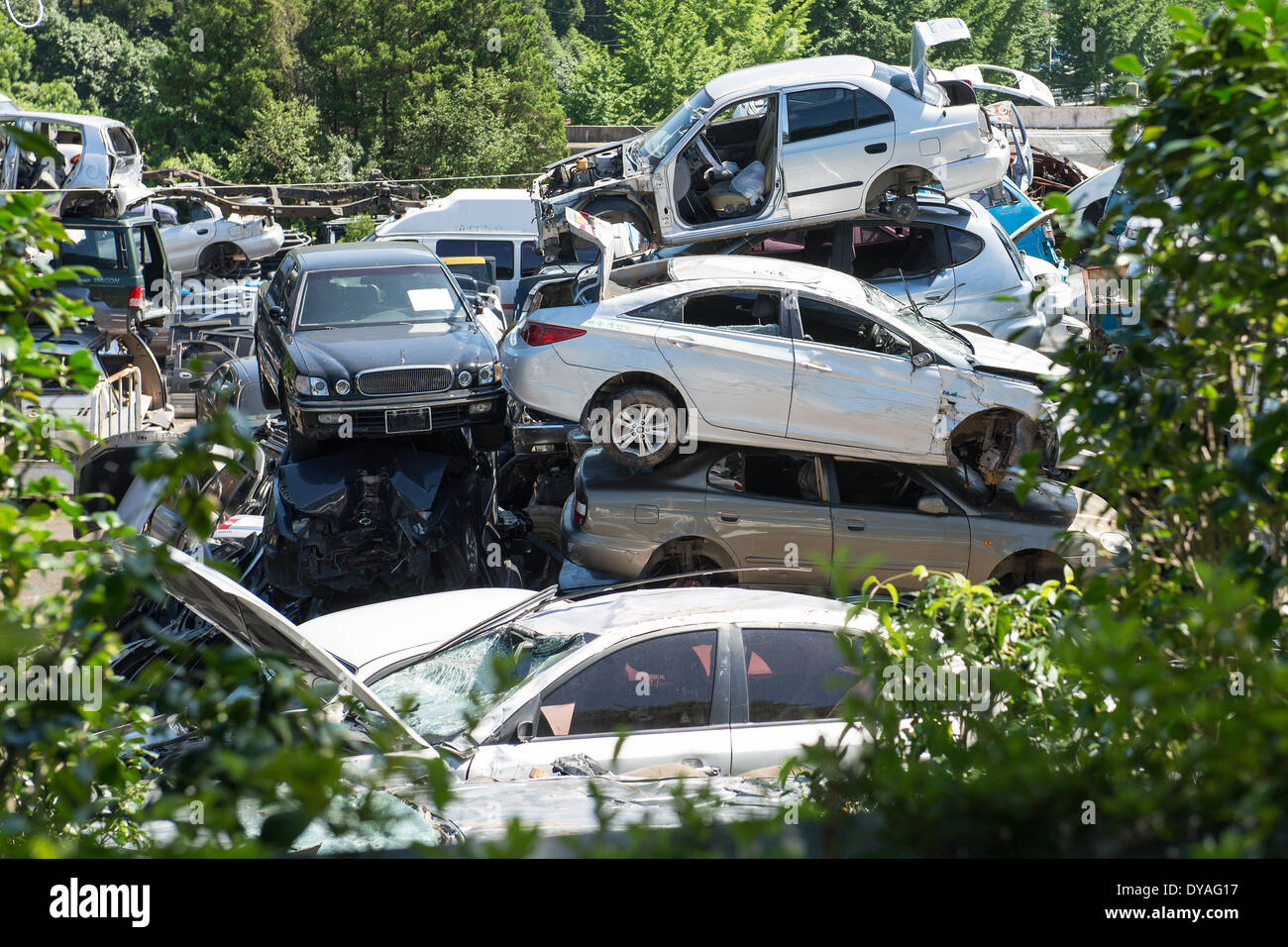 Une pile de voitures cassées à une station de recyclage des véhicules en Corée du Sud Banque D'Images