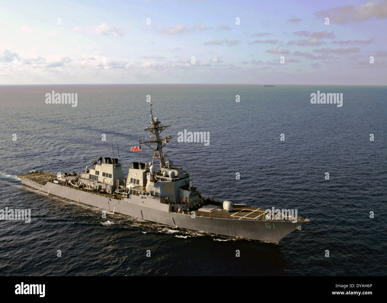 US Navy destroyer lance-missiles USS Ramage traverse la mer Méditerranée le 9 avril 2014. Banque D'Images