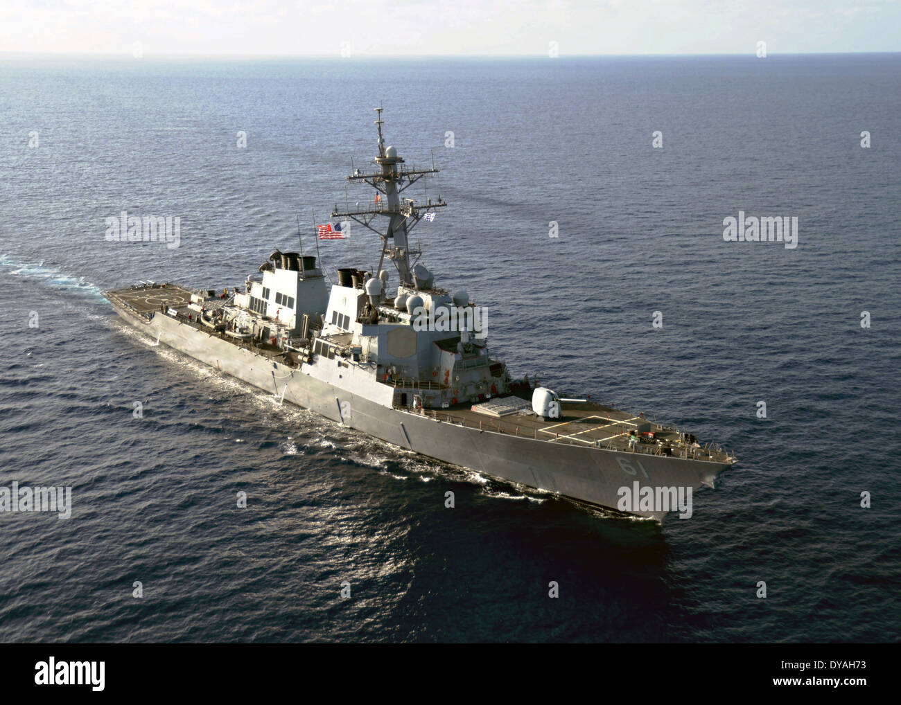 US Navy destroyer lance-missiles USS Ramage traverse la mer Méditerranée le 9 avril 2014. Banque D'Images