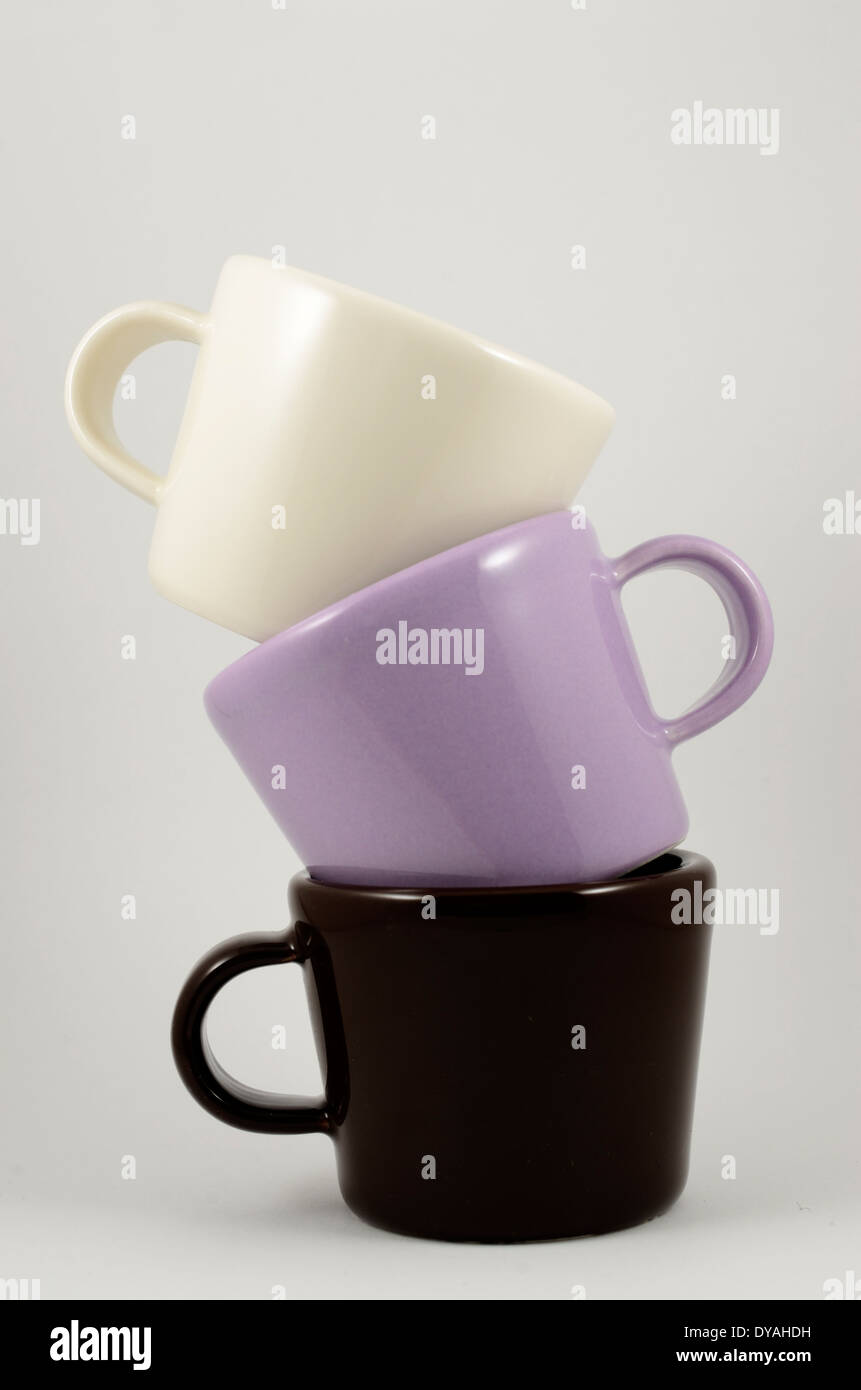 Vide trois espresso cup, marron, violet et blanc Banque D'Images