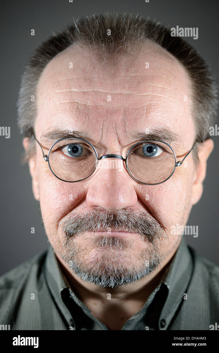 Portrait of middle-aged man avec des lunettes, moustache et barbe Banque D'Images