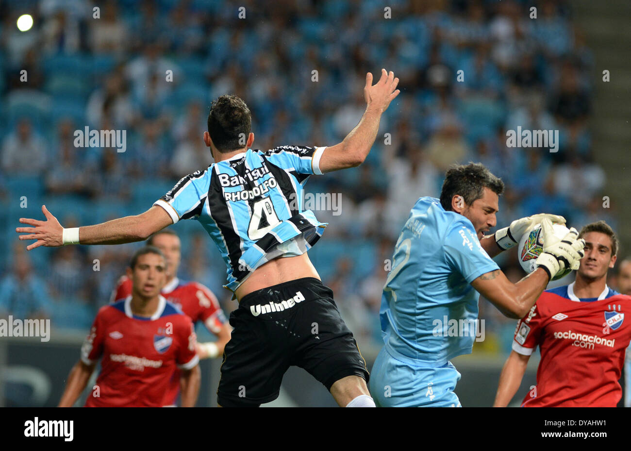 Porto Alegre, Brésil. 10 avr, 2014. PORTO ALEGRE, BRÉSIL -10 avril. Rhodolfo et Gyustavo Munua dans le match entre Gremio et Naciona de Montevideol, pour le groupe 6 de la Copa Libertadores de America, joué à l'Arena do Gremio Stadium le 10 avril 2014 Photo : Edu/Nurphoto Urbanandsport Andrade/edu/NurPhoto © Andrade/ZUMAPRESS.com/Alamy Live News Banque D'Images