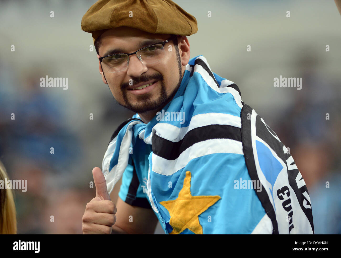 Porto Alegre, Brésil. 10 avr, 2014. PORTO ALEGRE, BRÉSIL -10 avril. Gremio supporter dans le match entre Gremio et Naciona de Montevideol, pour le groupe 6 de la Copa Libertadores de America, joué à l'Arena do Gremio Stadium le 10 avril 2014 Photo : Edu/Nurphoto Urbanandsport Andrade/edu/NurPhoto © Andrade/ZUMAPRESS.com/Alamy Live News Banque D'Images