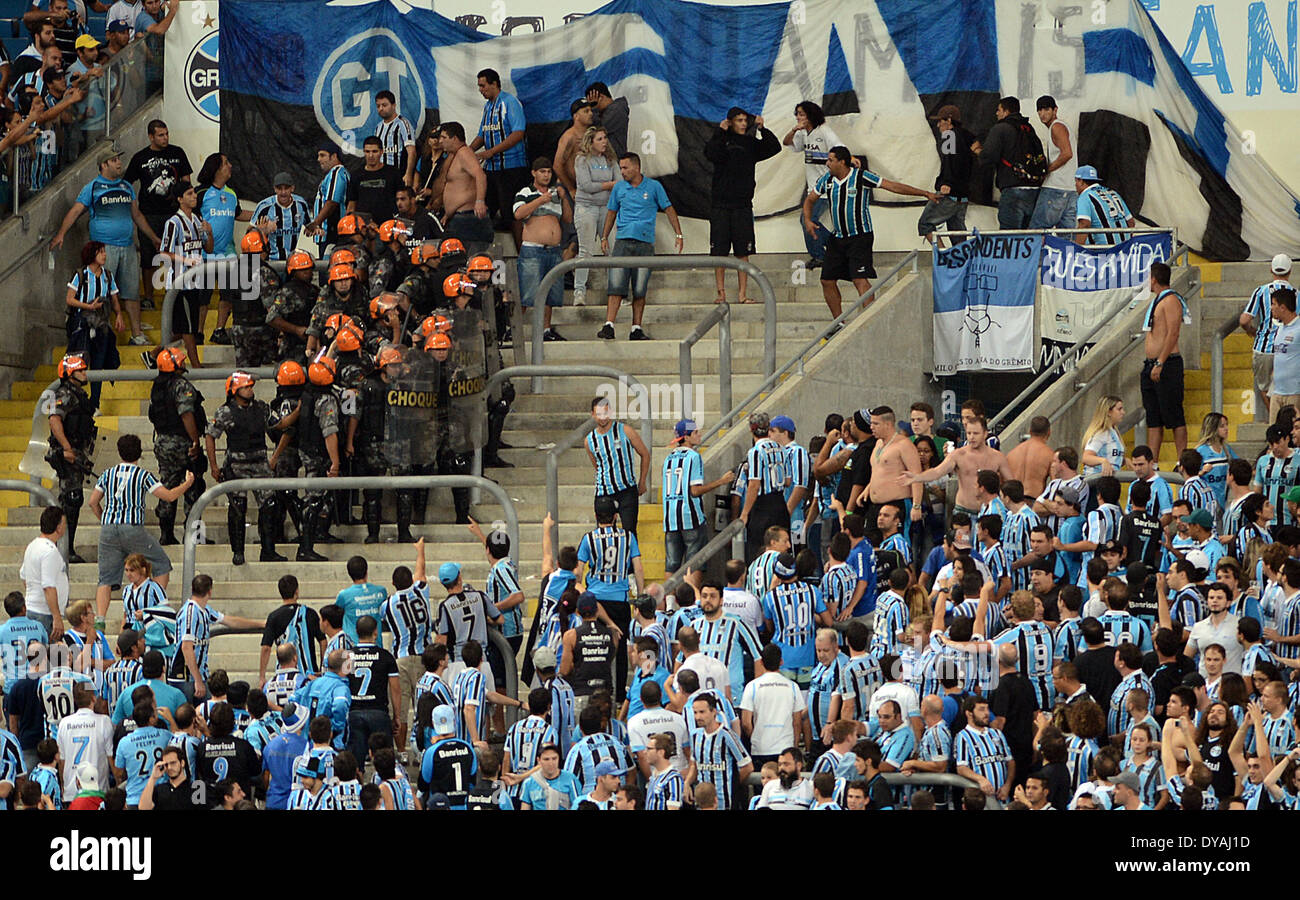 Porto Alegre, Brésil. 10 avr, 2014. PORTO ALEGRE, BRÉSIL -10 avril. La police et les partisans dans le match entre Gremio et Naciona de Montevideol, pour le groupe 6 de la Copa Libertadores de America, joué à l'Arena do Gremio Stadium le 10 avril 2014 Photo : Edu/Nurphoto Urbanandsport Andrade/edu/NurPhoto © Andrade/ZUMAPRESS.com/Alamy Live News Banque D'Images