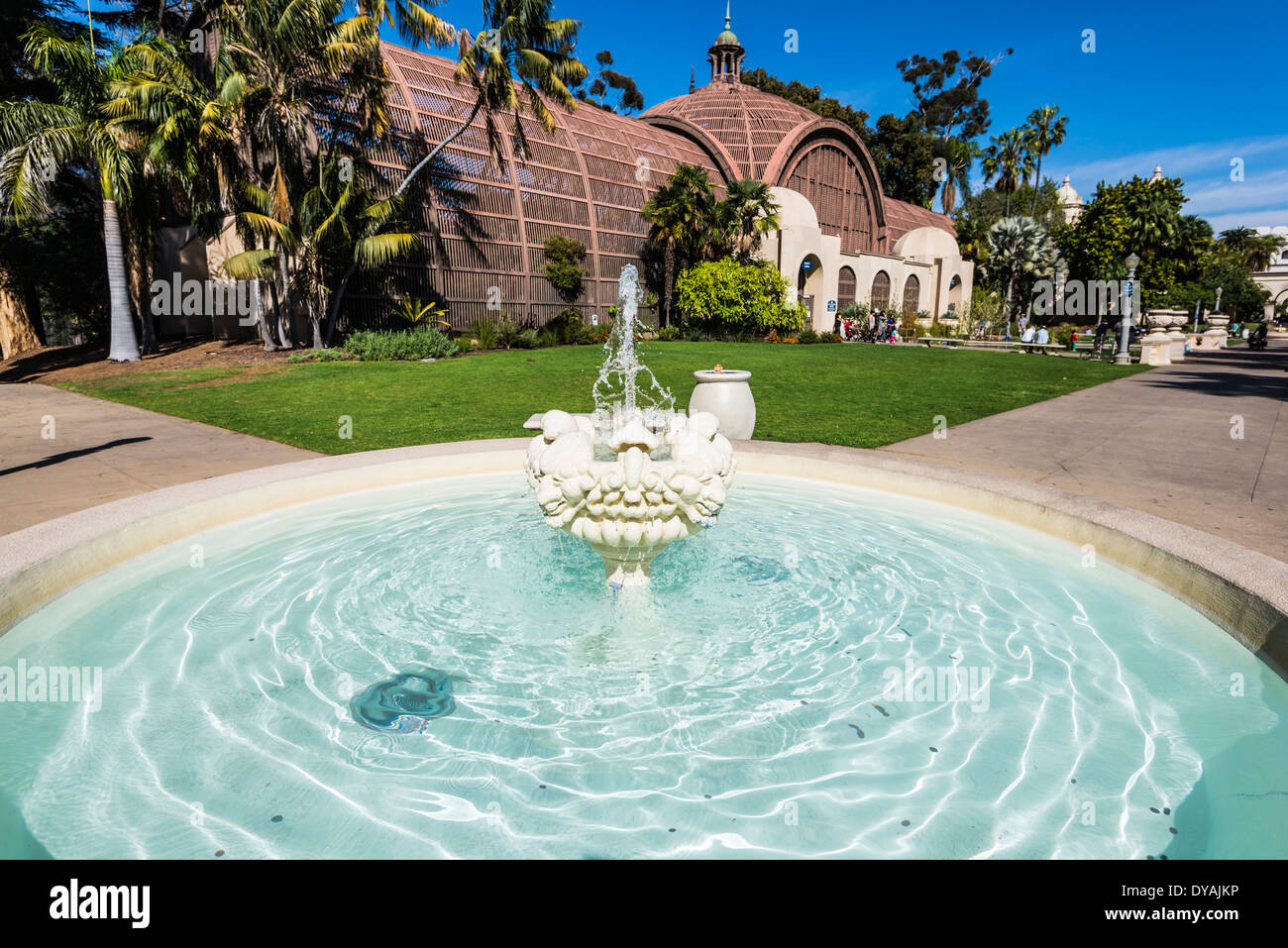 Fontaine avec le Jardin Botanique bâtiment en arrière-plan. Balboa Park, San Diego, California, United States. Banque D'Images