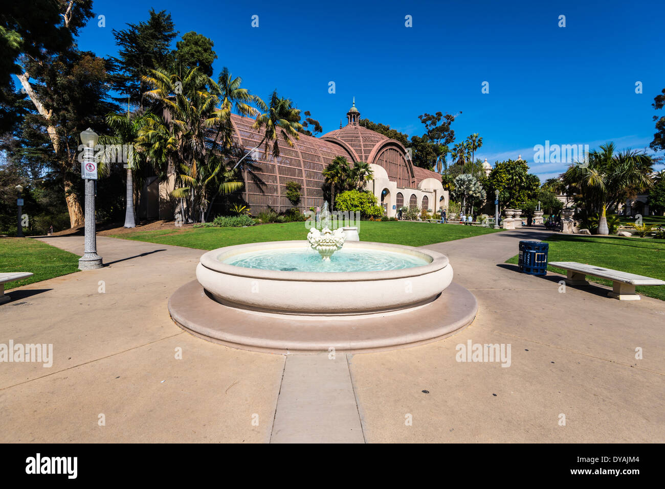 Fontaine avec le Jardin Botanique bâtiment en arrière-plan. Balboa Park, San Diego, California, United States. Banque D'Images