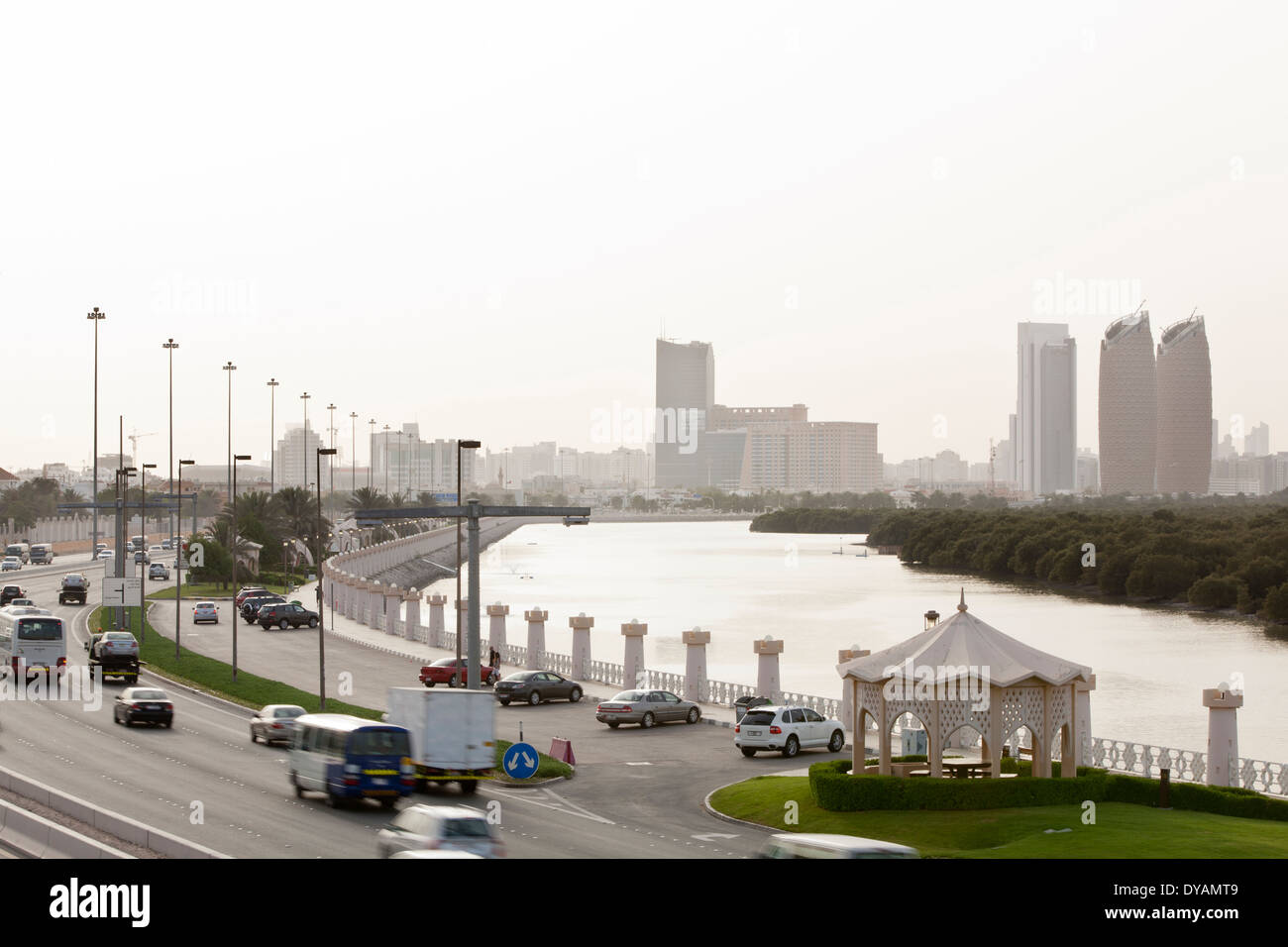 Trafic sur Al Salam Street, à côté de la mangrove avec Al Bahar Towers et la ville d'Abu Dhabi dans l'arrière-plan. Banque D'Images