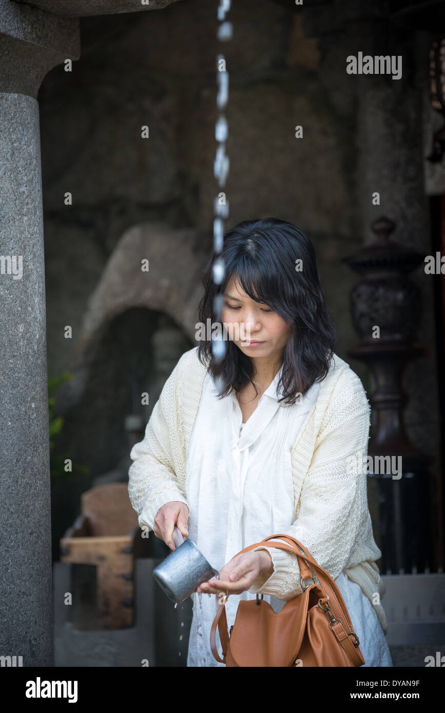 Les visiteurs de Temple Kiyomizu purifier les mains et la bouche de ont des souhaits remplies à Otowa Printemps Banque D'Images