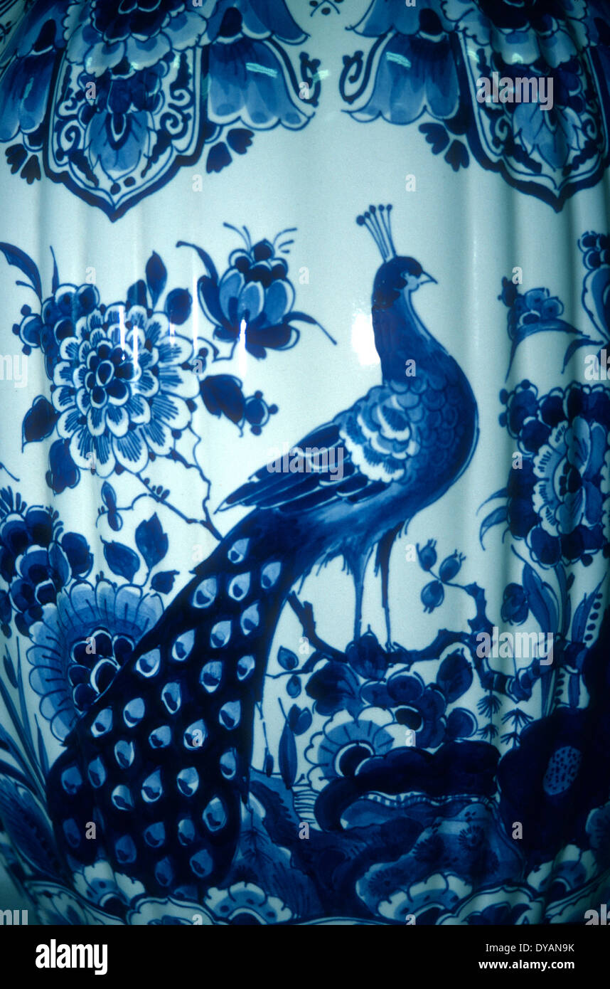 Motif paon sur Delft bleu chine, Pays-Bas Banque D'Images