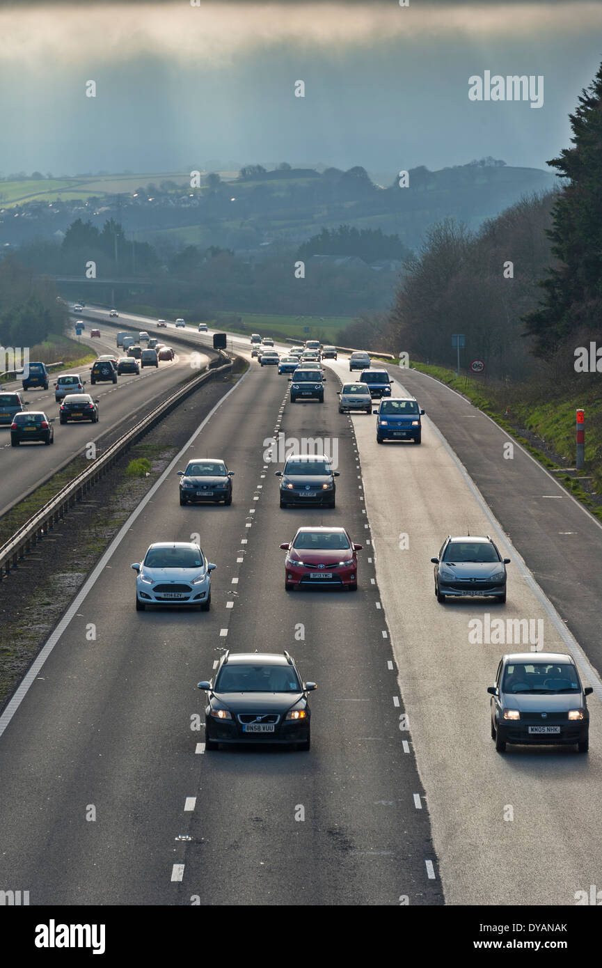 Une longue autoroute britannique, tourné vers la lumière. Banque D'Images