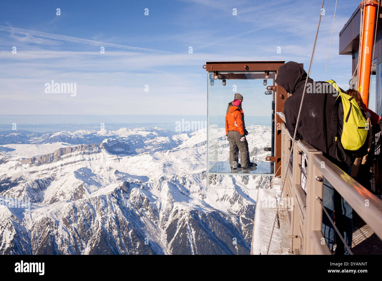 Un touriste se trouve dans le 'Step dans le Vide' boîte de verre sur l' Aiguille du Midi (3842 m) sommet de montagne au-dessus de Chamonix  Mont-Blanc Photo Stock - Alamy