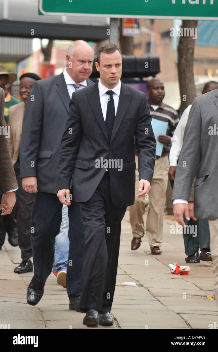 Pretoria, Afrique du Sud. Apr 9, 2014. Oscar Pistorius arrive à Gauteng Nord haute cour du 19e jour du meurtre procès. Il a fallu pour le stand pour le troisième jour que le contre-interrogatoire a commencé. (Photo par Frans Sello waga Machate/NurPhoto) © Frans Sello Waga/NurPhoto ZUMAPRESS.com/Alamy/Live News Banque D'Images