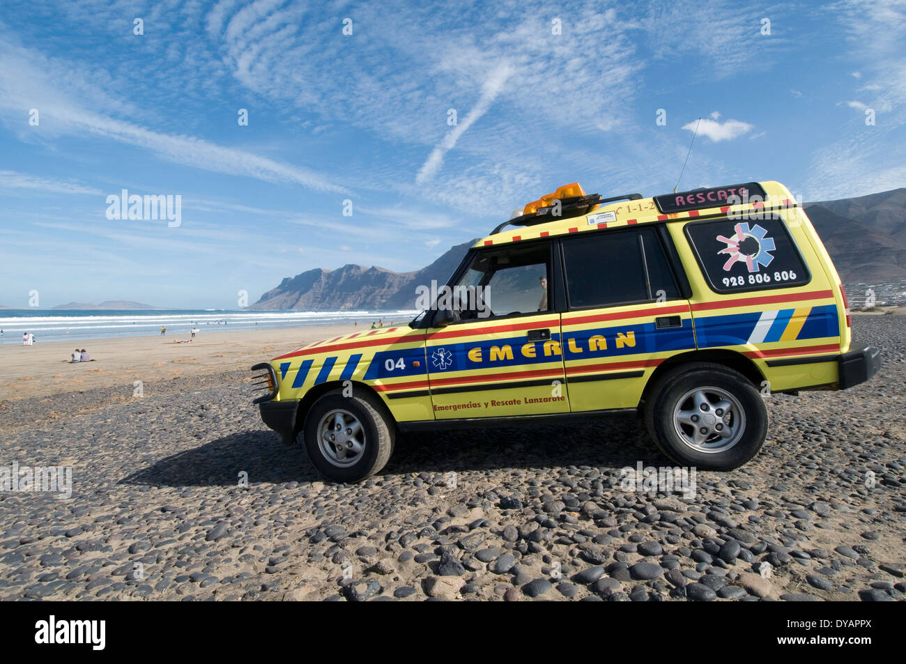 Land rover discovery 4X4 quatre par 4 sur les garde-côtes playa de Famara Lanzarote plages plage de l'île volcanique des îles canaries je Banque D'Images