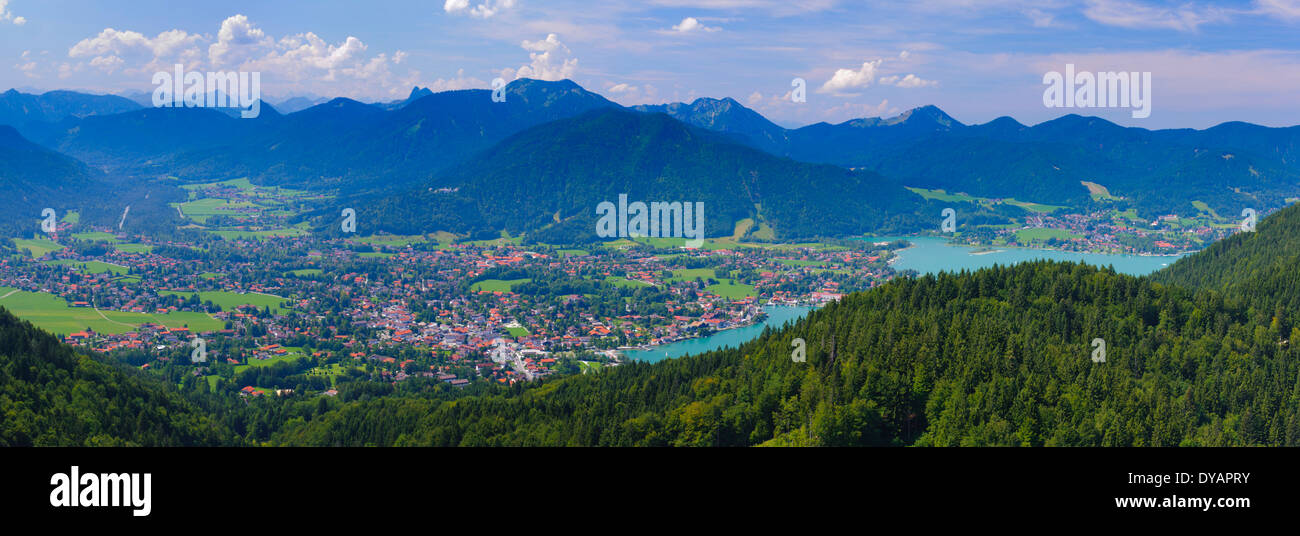Vue panoramique sur beau paysage rural et montagnes des Alpes proche ville Rottach-Egern avec le lac Tegernsee, en Bavière, Allemagne Banque D'Images