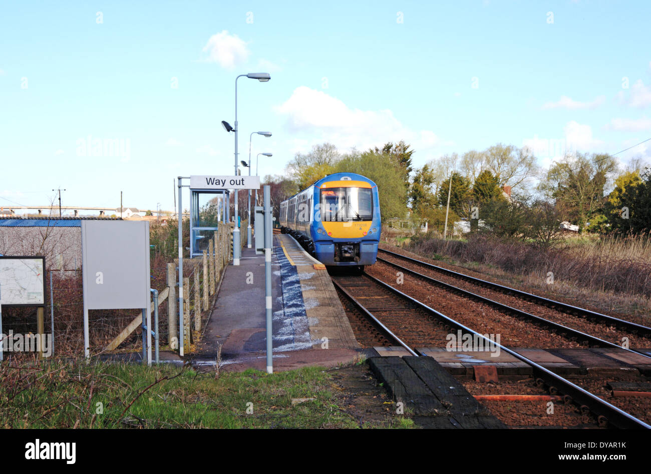 Un diesel train quittant la gare à distance à Haddiscoe, Norfolk, Angleterre, Royaume-Uni. Banque D'Images