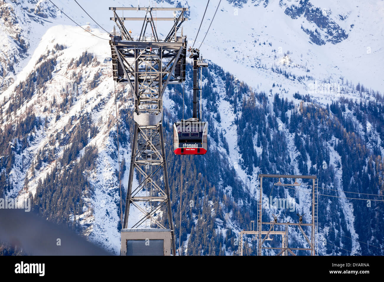 L'Aiguille du Midi, téléphérique transporte des passagers jusqu'au sommet de  l'Aiguille du Midi au-dessus de Chamonix Mont-Blanc, France Photo Stock -  Alamy