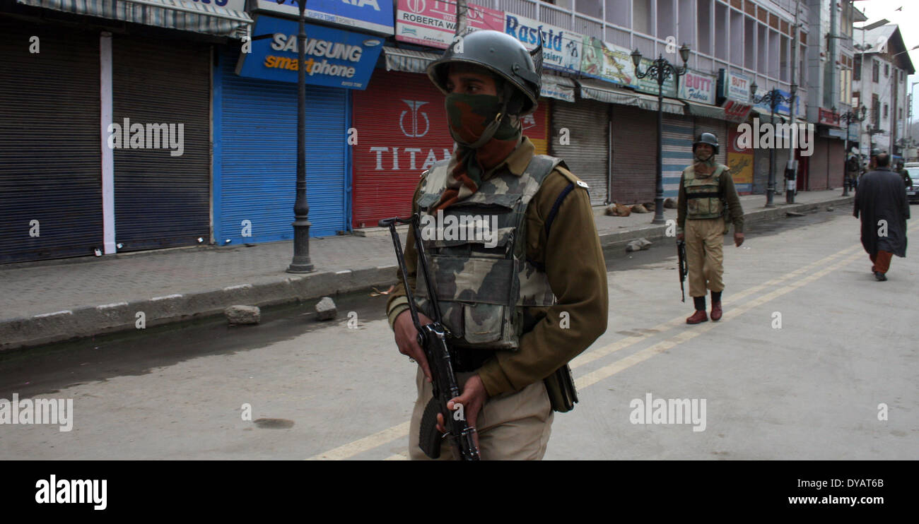 Srinagar, Cachemire sous administration indienne. 12 avril2014 de l'agitation. Les troupes indiennes paramillitary rues patrouilles au cours d'une grève pour exiger séparatistes cessent d'utiliser l'armée indienne au Cachemire une prairie comme son tir d'essai pour les artillary. Des essais de tir de l'armée de terre a fait au moins 63 morts et des centaines de gens plus mutilé dans les dernières décennies . La recherche de l'armée de prolongation du bail de la prairie à échéance Mai 2014 pour continuer à l'utiliser comme ses directeurs de tir d'essai. Credit : yawar nazir kabli/Alamy Live News Banque D'Images