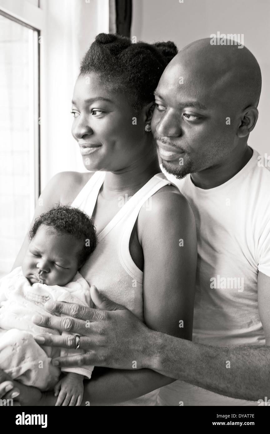 Jeune Noir Famille Nigeriane Avec Un Bebe Nouveau Ne Photo Stock Alamy