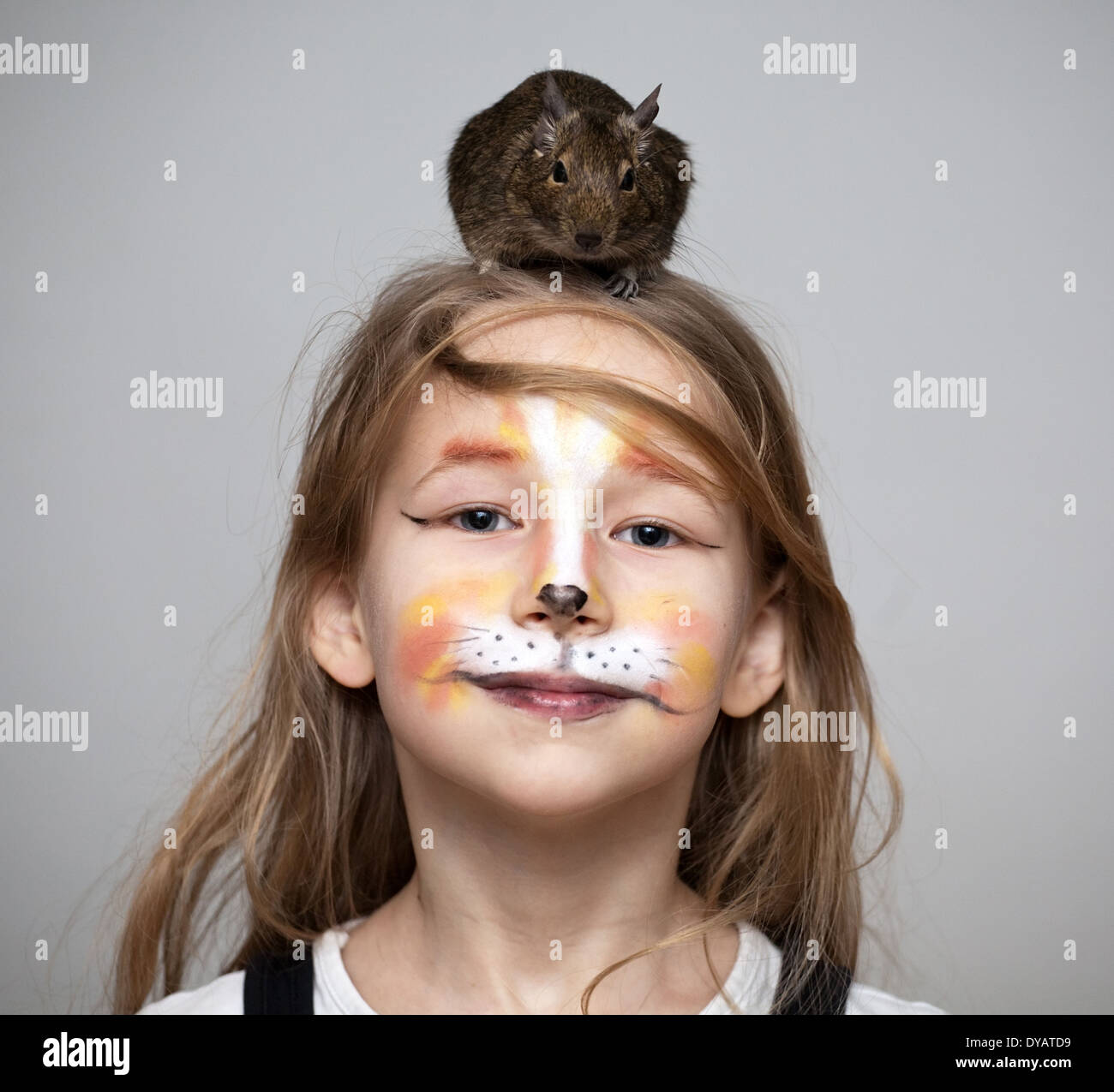 Petite Fille Peinte Comme Un Chat Maquillage Avec La Souris Grise Sur La Tete Photo Stock Alamy