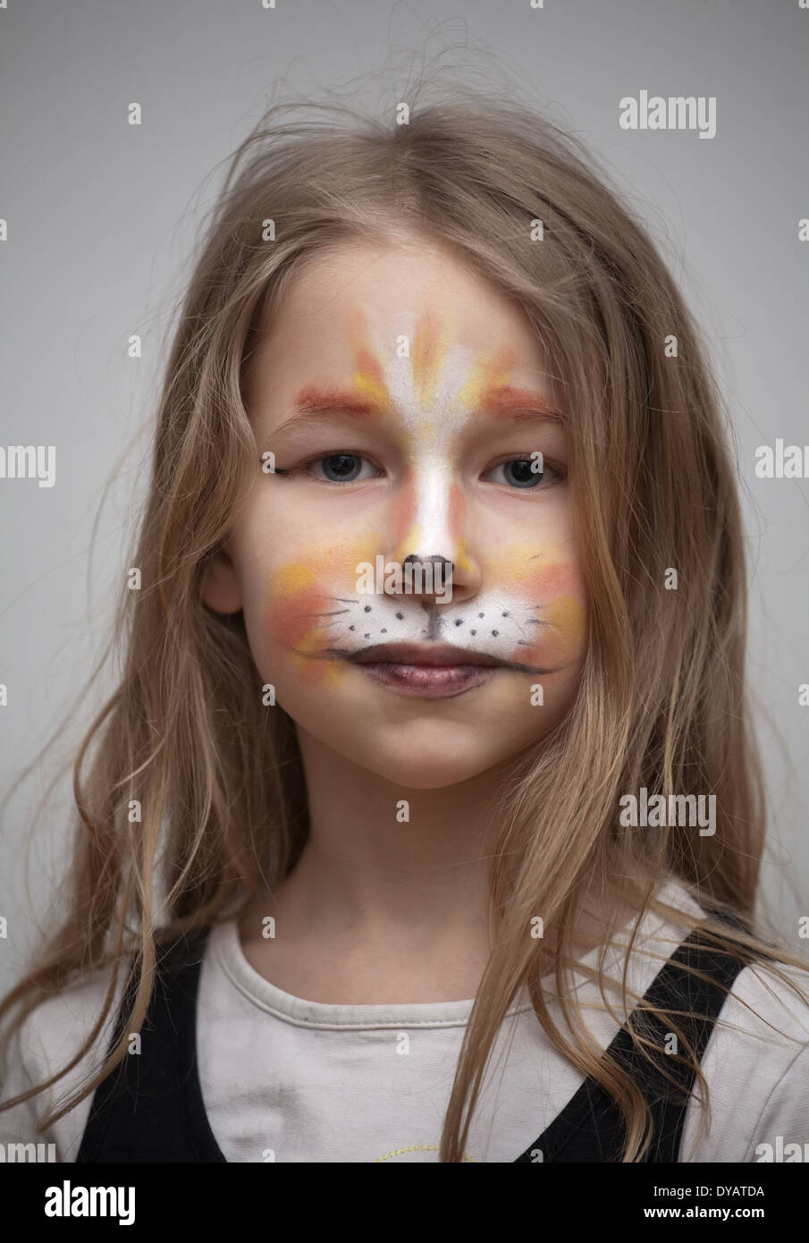 Closeup portrait of little Girl with cat painting maquillage sur le visage looking at camera Banque D'Images