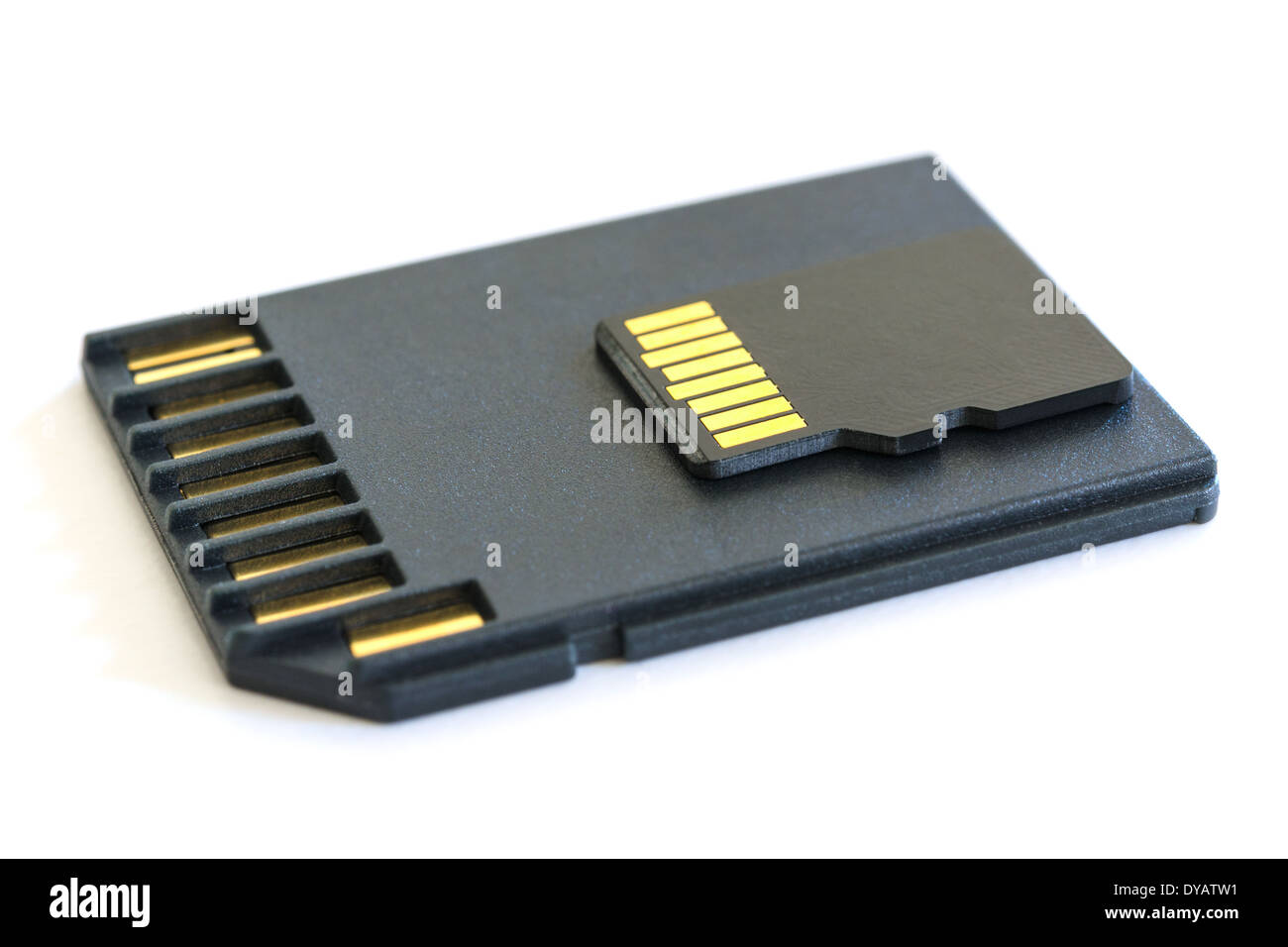 Carte MicroSD pour appareils mobiles et lecteur SD adapter isolated on white Banque D'Images