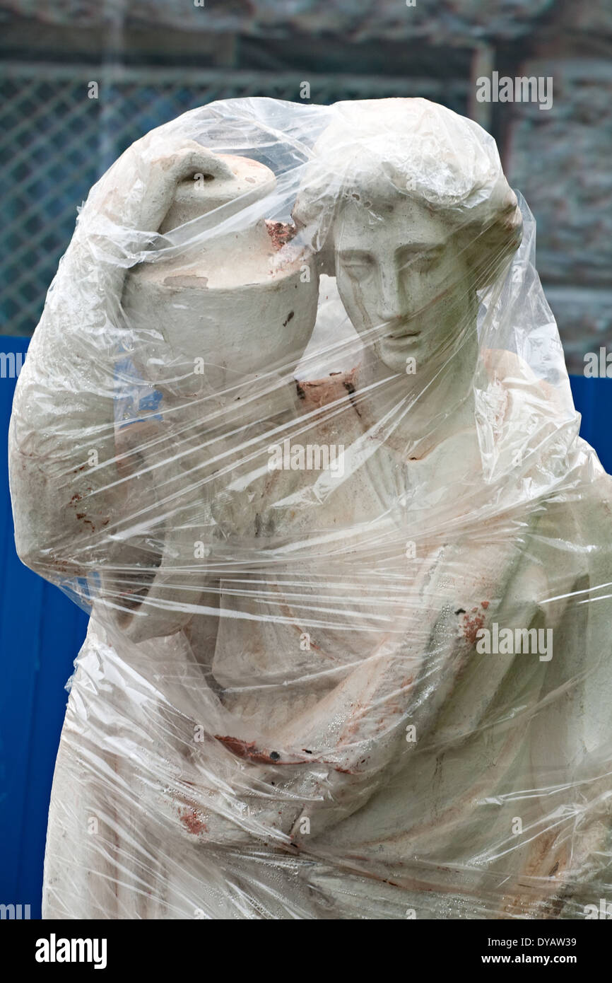 Statue femme blanche dans un style classique, couverte par une pellicule  transparente libre Photo Stock - Alamy