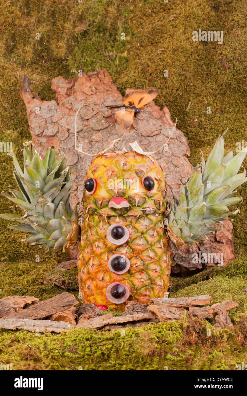 Hibou sculpté d'ananas en forêt Banque D'Images