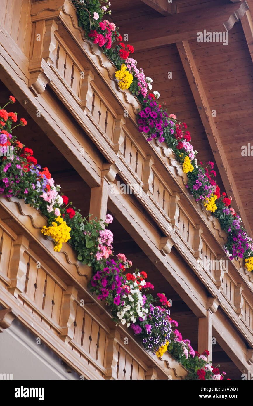 Balcon en bois avec des fleurs - Dolomite - Italie Banque D'Images