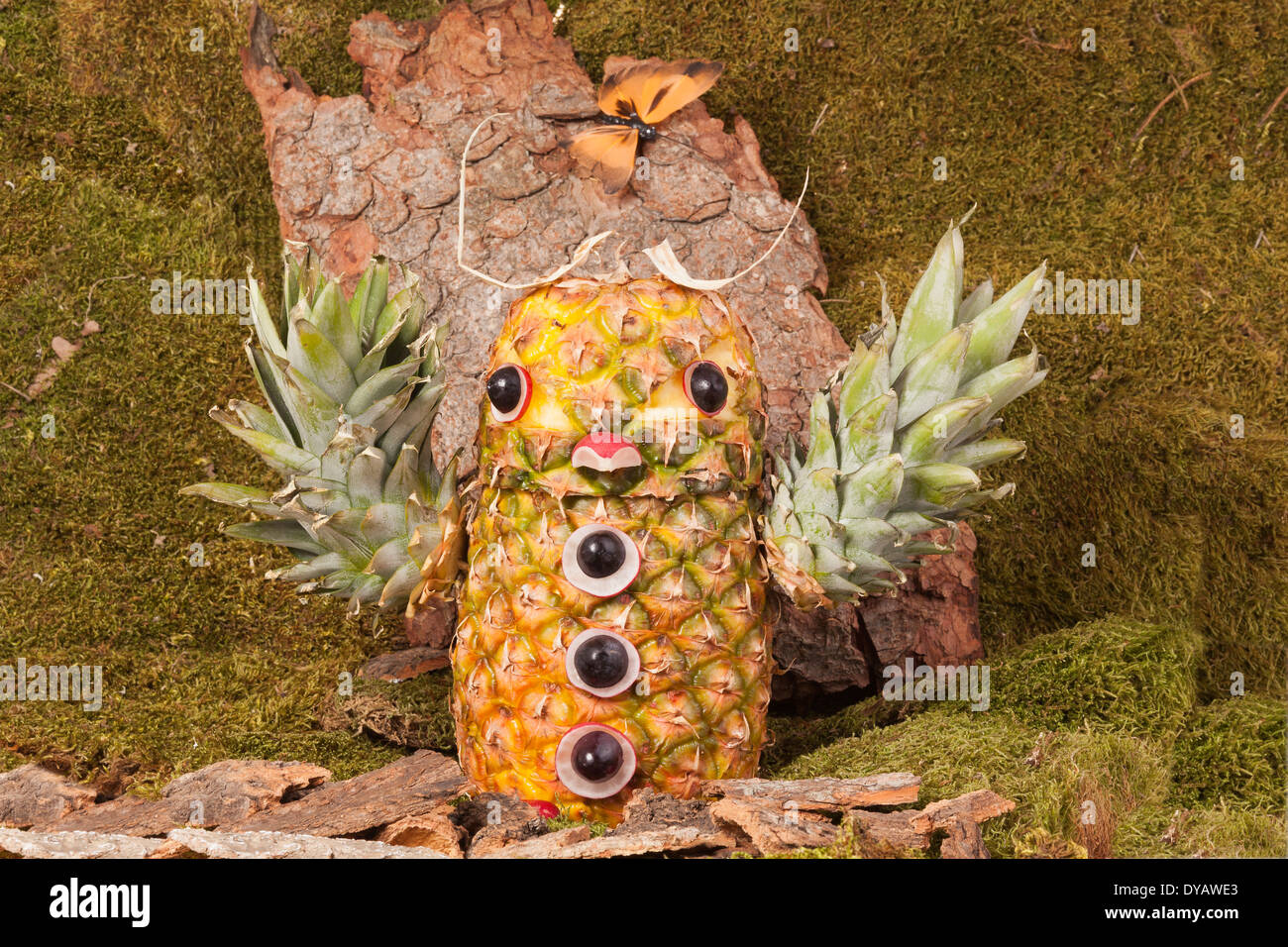 Eagle owl à partir de l'ananas sculptés dans la forêt, Paysage Banque D'Images