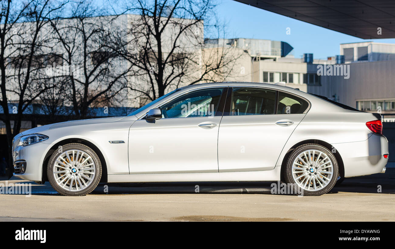 Weda de nouveaux modèle moderne BMW 535i berline. Après la pluie humide de classe affaires prestige voiture. Banque D'Images