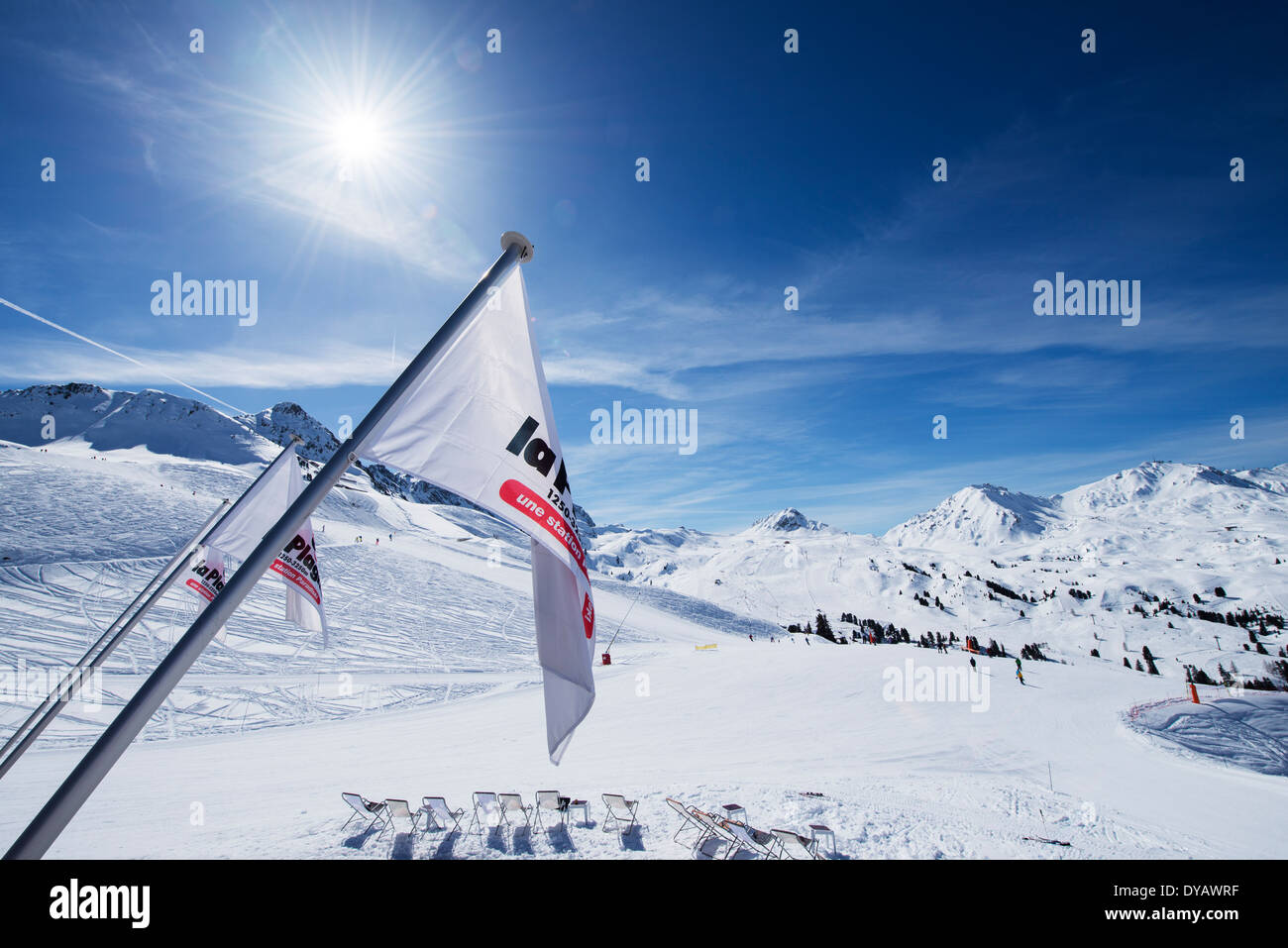 Drapeaux flottant en dehors de mountain ski resort restaurant Belle Plagne ci-dessus dans le domaine skiable de La Plagne, alpes Banque D'Images
