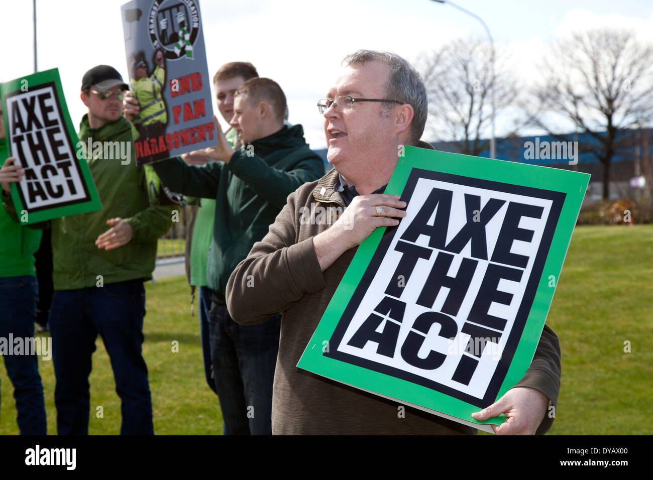 'AX the Act' les fans de football écossais protestent contre les criminels à Aberdeen, en Écosse, au Royaume-Uni, le vendredi 11th avril 2014. Fans, football, football, sport, fan, jeu, équipe, harcèlement partisan, homme, jeune, Événement, compétition, démonstration de personnes en dehors de la SNP Spring Conference. Un nouveau groupe de campagne, fans contre la criminalisation, a été formé par des fans celtiques pour faire campagne contre la première partie du comportement offensant de football et menaçant Communications Bill. Banque D'Images