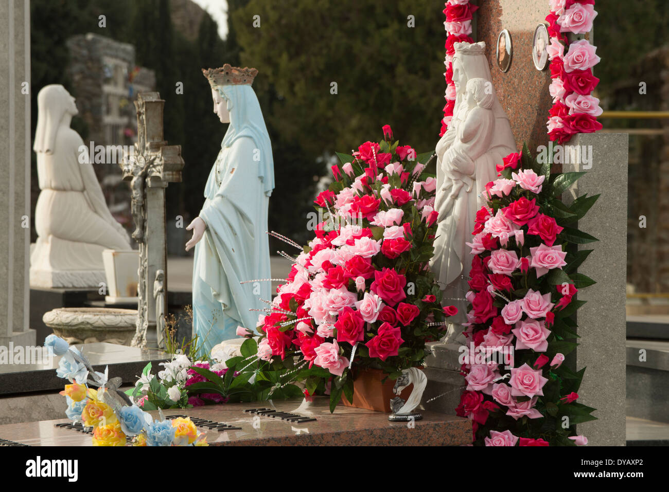 Sculptures de Notre Dame de la protection et des sépultures, tombes du cimetière de Barcelone, Espagne Banque D'Images