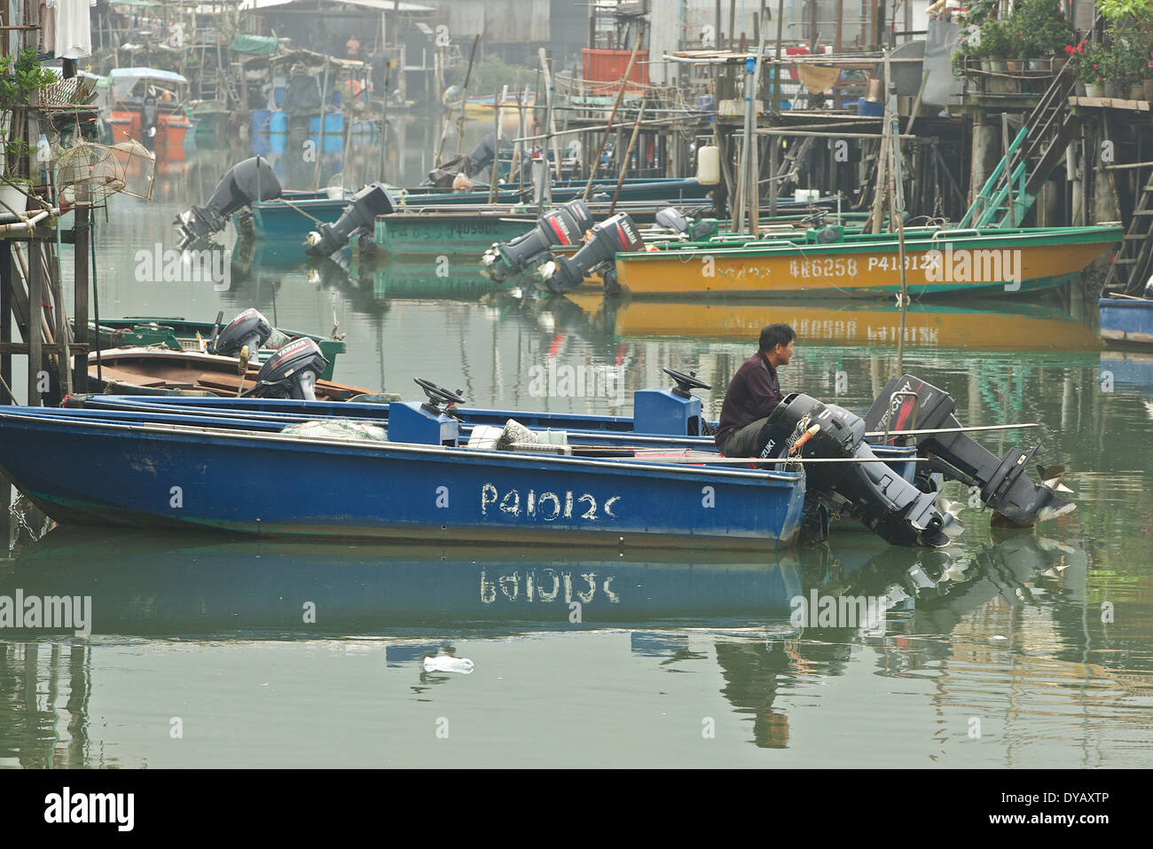 Pêcheur assis dans un bateau dans la région de Tai O Village de pêcheurs, l'île de Lantau, à Hong Kong. Banque D'Images