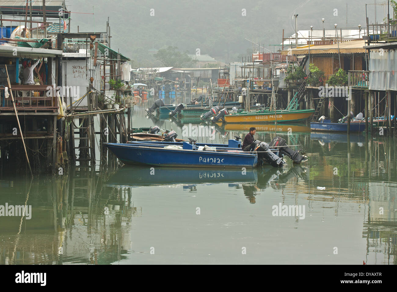 Les maisons en bois sur pilotis à Tai O, village de pêcheurs traditionnel chinois, Lantau Island, Hong Kong. Banque D'Images