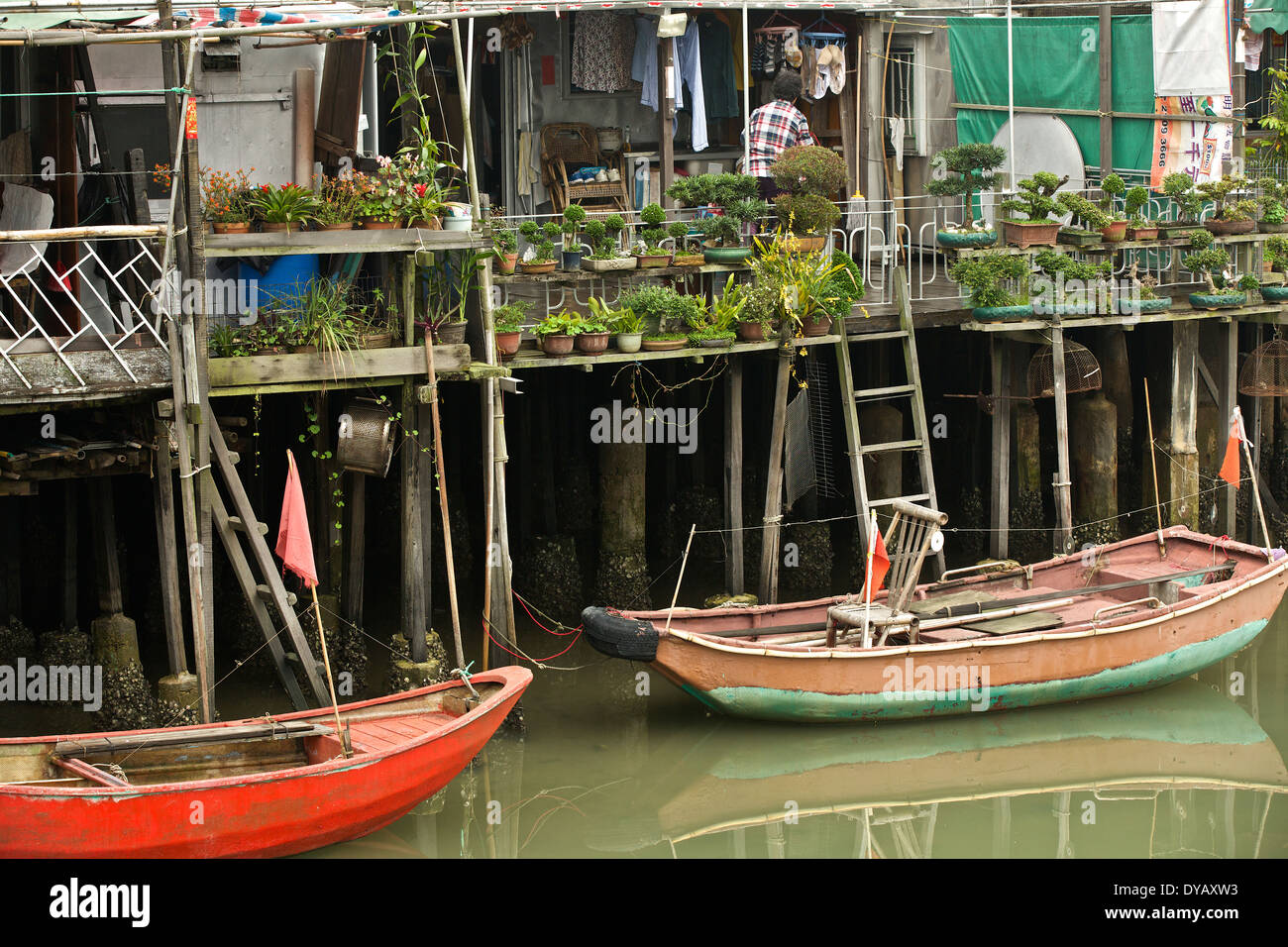 Les bateaux de pêche amarrés dans le village de pêcheurs Tai O, Lantau Island, Hong Kong. Banque D'Images