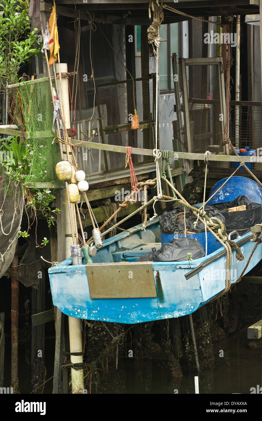 Bateau de pêche hissé au-dessus de la rivière dans 'Tai O' Chinois traditionnel village de pêcheurs, l'île de Lantau, à Hong Kong. Banque D'Images