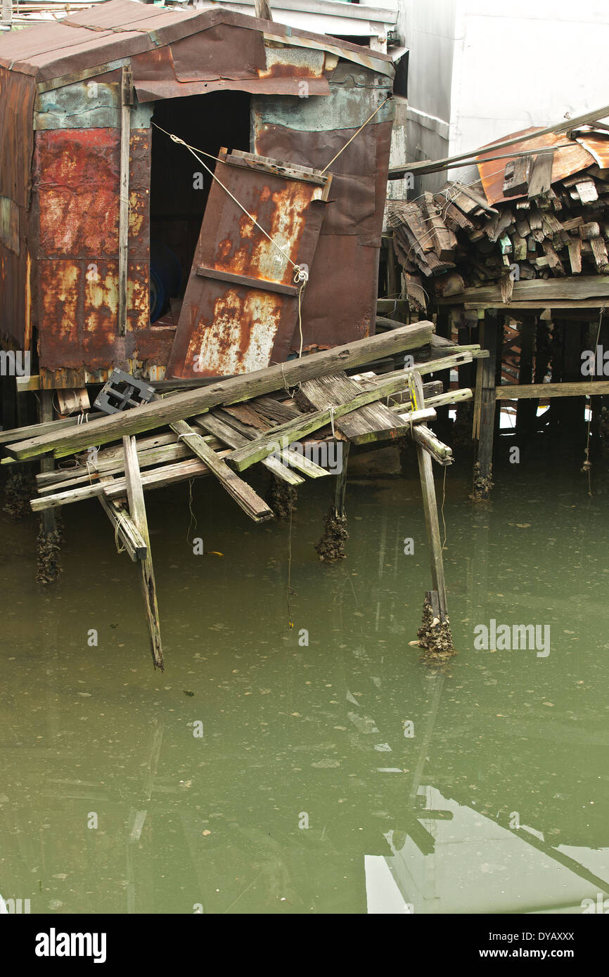 Cabanes de pêche en ruine dans 'Tai O' Chinois traditionnel village de pêcheurs, l'île de Lantau, à Hong Kong. Banque D'Images