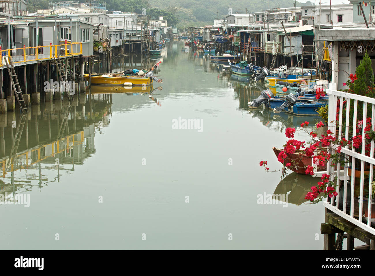 Dans les maisons sur pilotis sur la rivière dans 'Tai O' Chinois traditionnel village de pêcheurs, l'île de Lantau, à Hong Kong. Banque D'Images