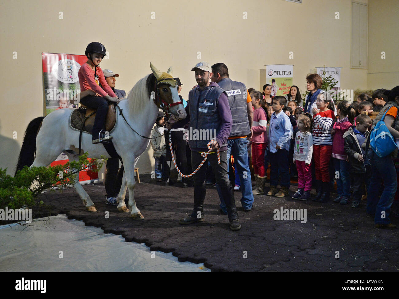 Istanbul. Apr 12, 2014. Les enfants attendent d'essayer l'équitation à Istanbul, le 12 avril 2014. L'Istanbul 2014 Horse Show a ouvert ses portes à Istanbul le samedi. Il y a 89 clubs de chevaux et produit des exposants de 15 pays et régions pour l'exposition. L'exposition tiendra une série de spectacles de chevaux et d'expositions, les visiteurs peuvent avoir un contact étroit avec les chevaux. Credit : Lu Zhe/Xinhua/Alamy Live News Banque D'Images