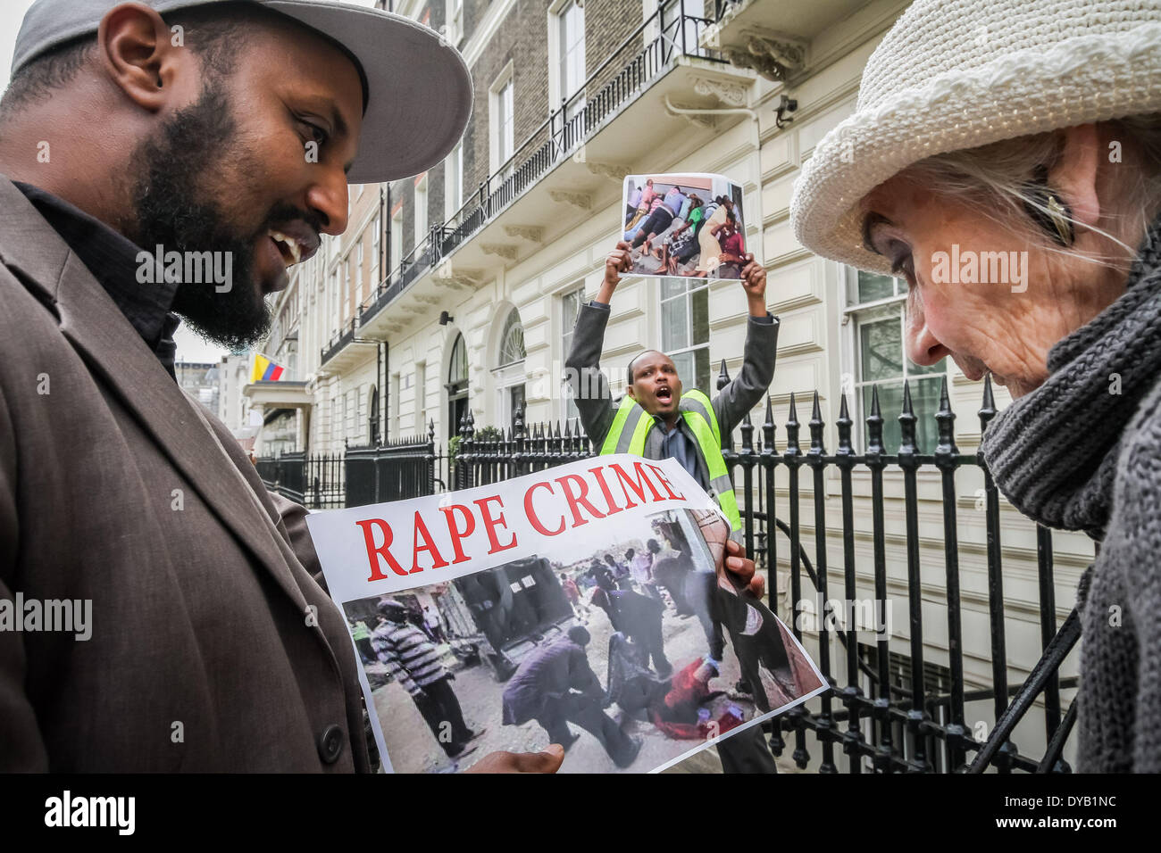 London, UK . Apr 12, 2014. Un manifestant somaliens traite de crimes Kenyan avec politique membre du public(Droite). Somailis la protestation devant Kenya High Commission à Londres Crédit : Guy Josse/Alamy Live News Banque D'Images London, UK . Apr 12, 2014. Un manifestant somaliens traite de crimes Kenyan avec politique membre du public(Droite). Somailis la protestation devant Kenya High Commission à Londres Crédit : Guy Josse/Alamy Live News Banque D'Images