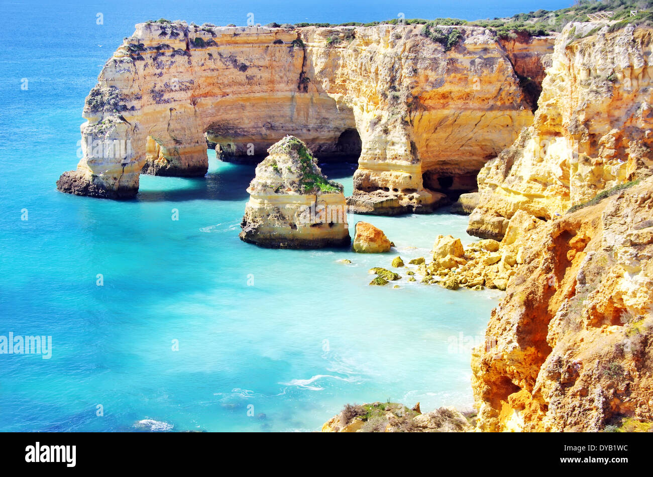 La plage de Marinha, située sur la côte Atlantique au Portugal, Algarve. Banque D'Images