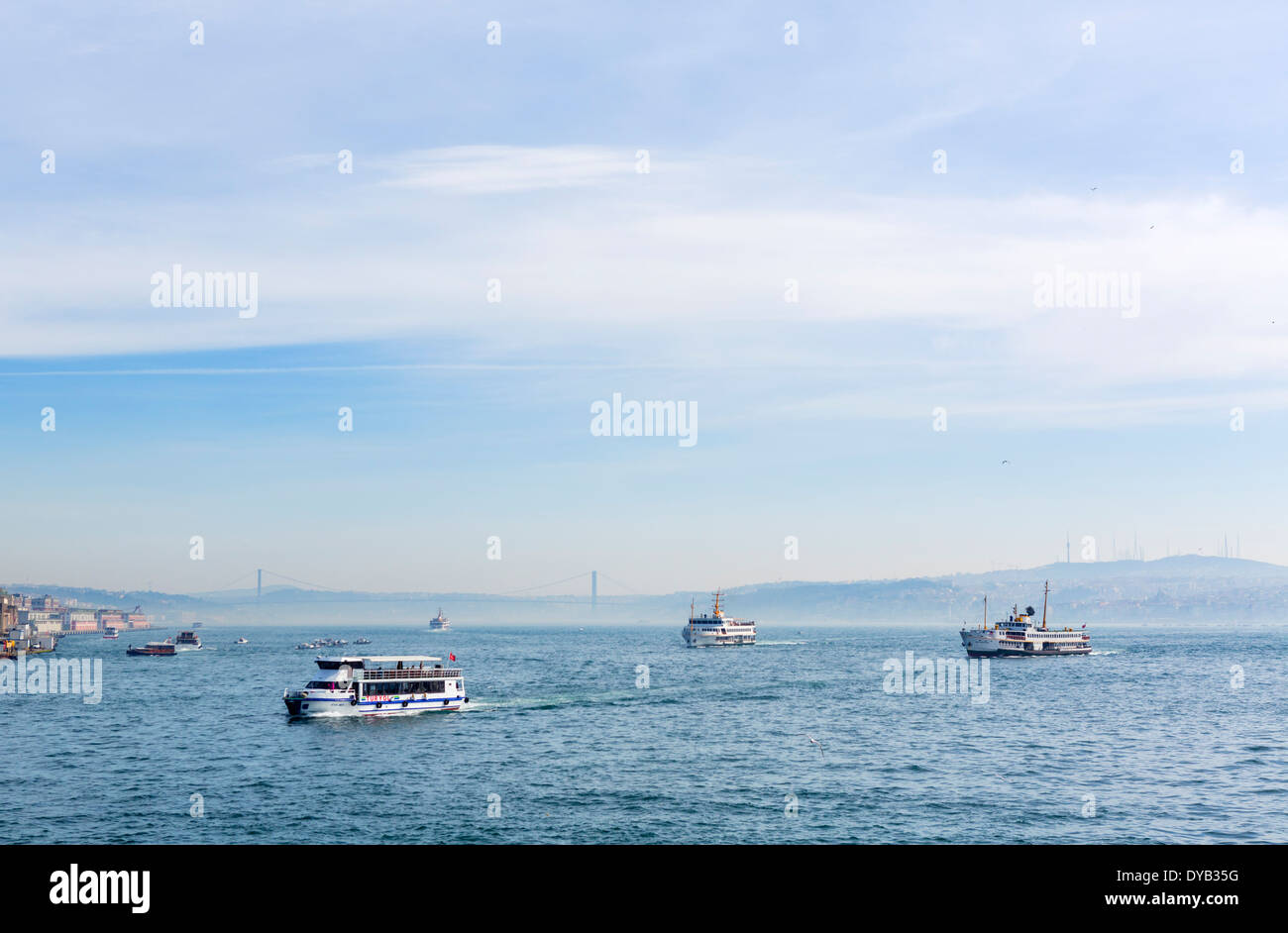 Voir des ferries et des bateaux d'excursion sur la Corne d'or en regardant vers le pont du Bosphore, Istanbul, Turquie Banque D'Images