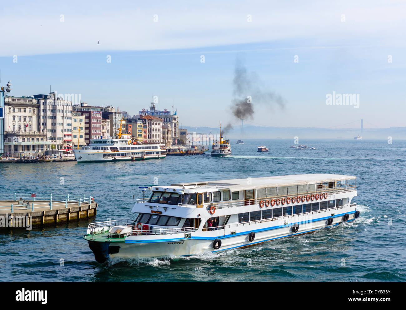 Vue depuis le pont de Galata de bateaux sur la Corne d'or à la recherche vers le Bosphore, Istanbul, Turquie Banque D'Images