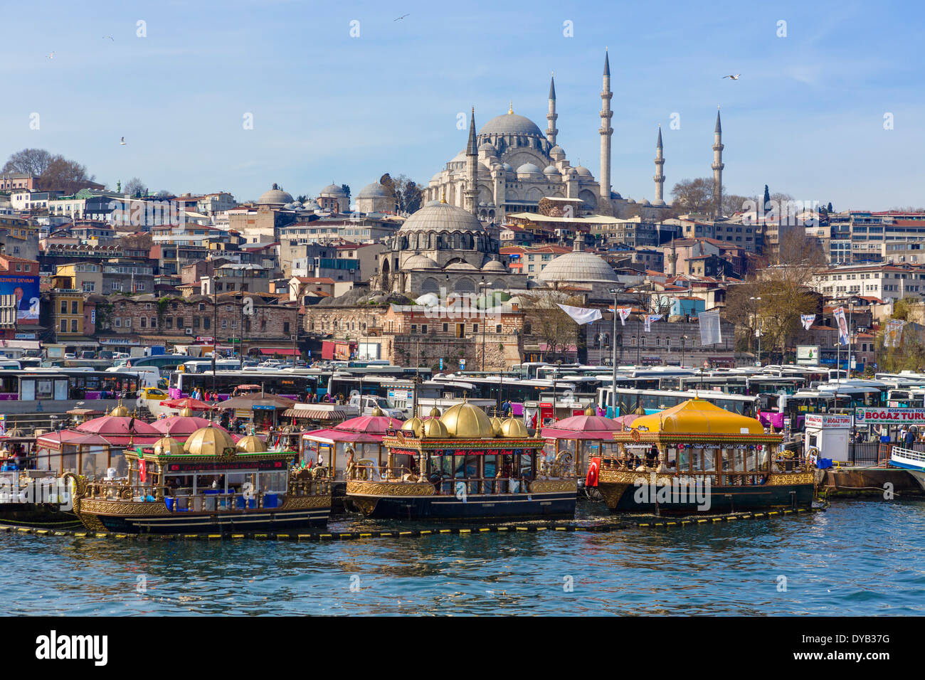 Bateaux de décoration vente de poissons sandwichs (Balik Ekmek Eminonu Tarihi) avec la Mosquée Suleymaniye derrière, Eminonu, Istanbul, Turquie Banque D'Images