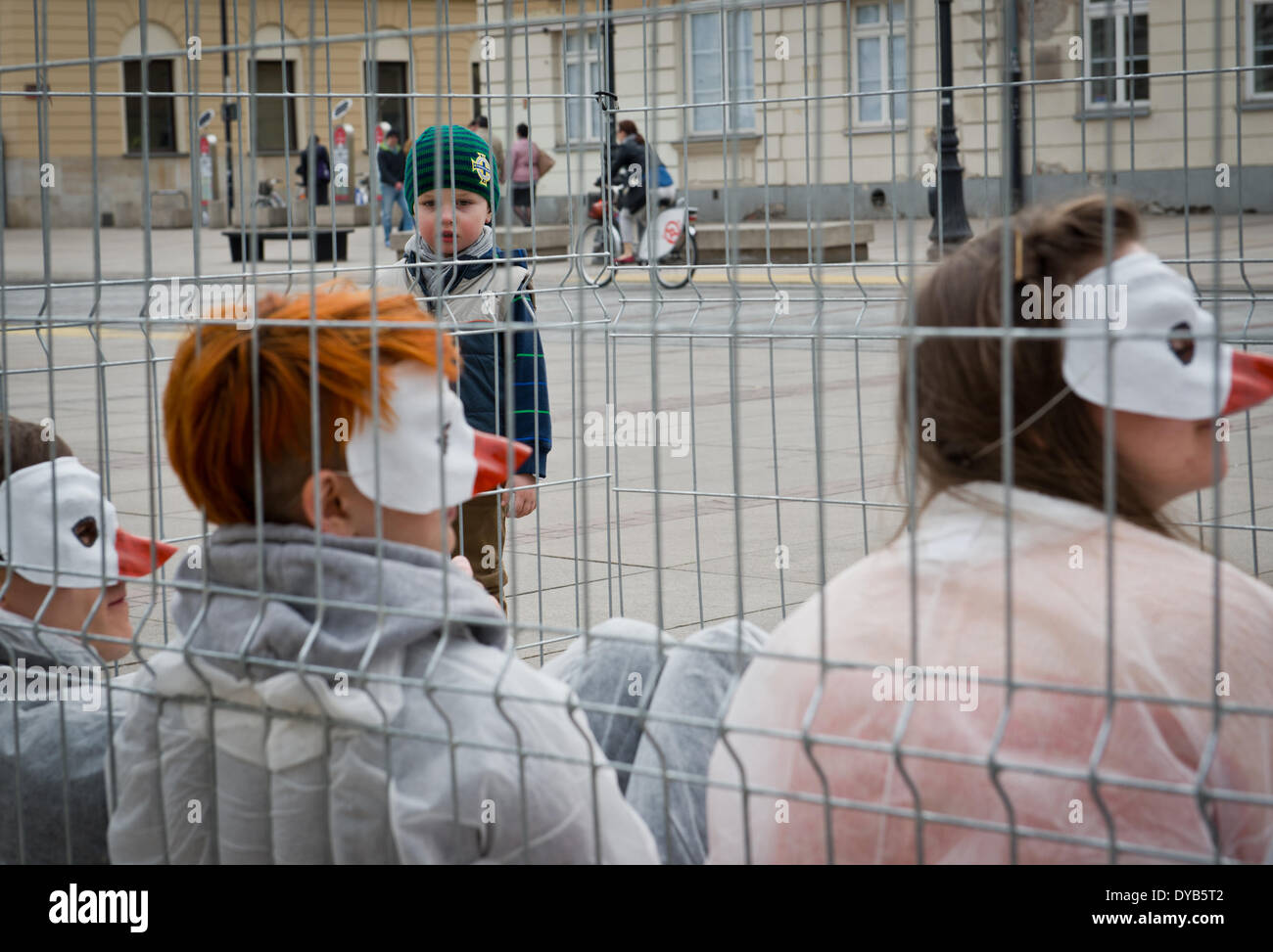 Varsovie, Pologne. 12 avr, 2014. Des militants de "cages ouvertes" organisation des manifestations contre l'élevage de volaille les cages en batterie le 12 avril à Varsovie. Quatre personnes ont été enfermés dans la cage pendant 24 heures. Banque D'Images