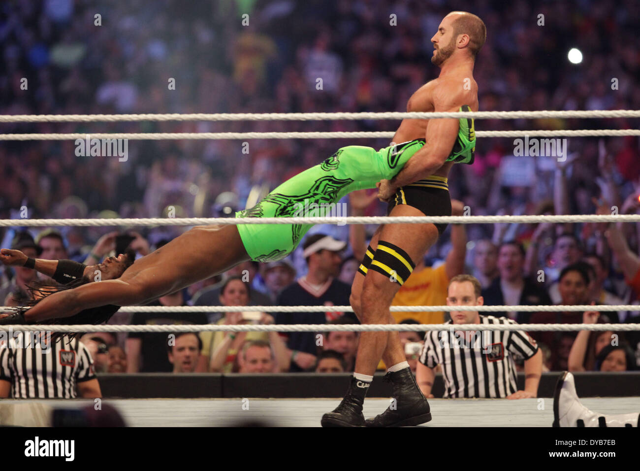 La Nouvelle-Orléans, Louisiane, Etats-Unis. 6ème apr 2014. Balançoires KOFI KINGSTON CESARO durant la bataille Royale André le Géant lors de Wrestlemania 30 à la BMW Super Dome. © Matt Roberts/ZUMA/ZUMAPRESS.com/Alamy fil Live News Banque D'Images